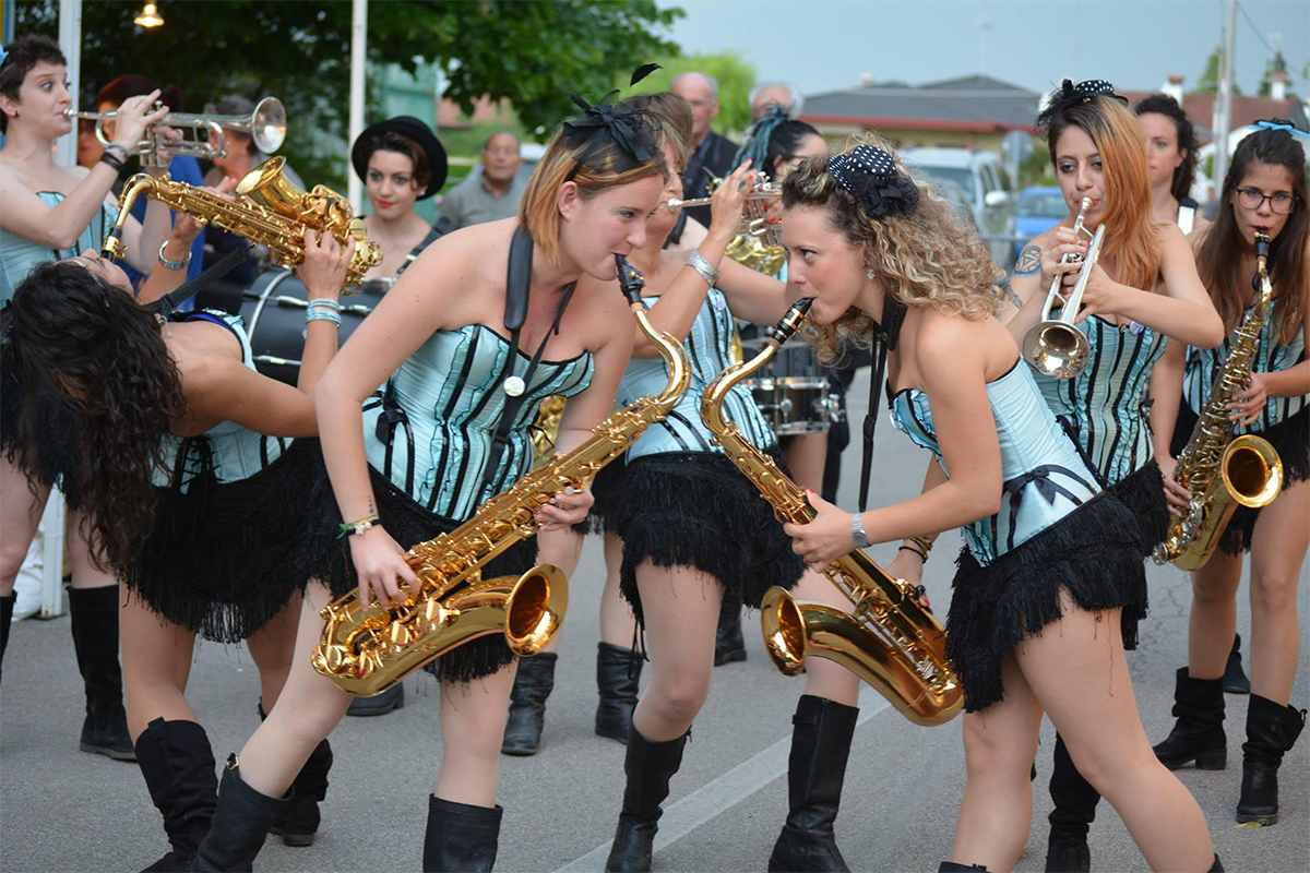girlesque-street-band