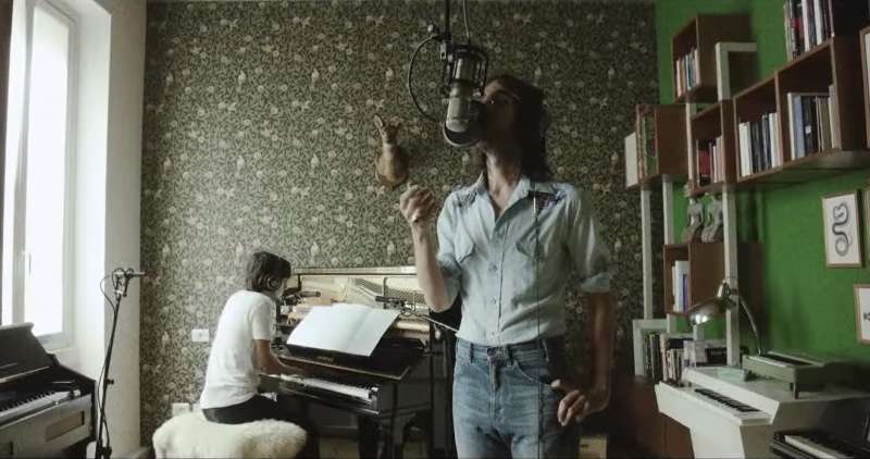 francesco-bianconi-canta-playa-di-baby