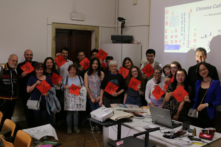 Foto di gruppo con il carattere cinese Fu (fortuna) al seminario di calligrafia, 2018