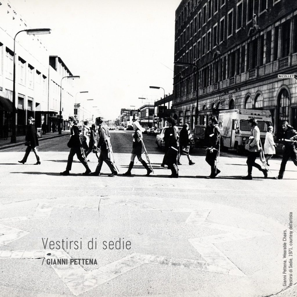 01_Performance Vestirsi di sedie_Giani Pettena